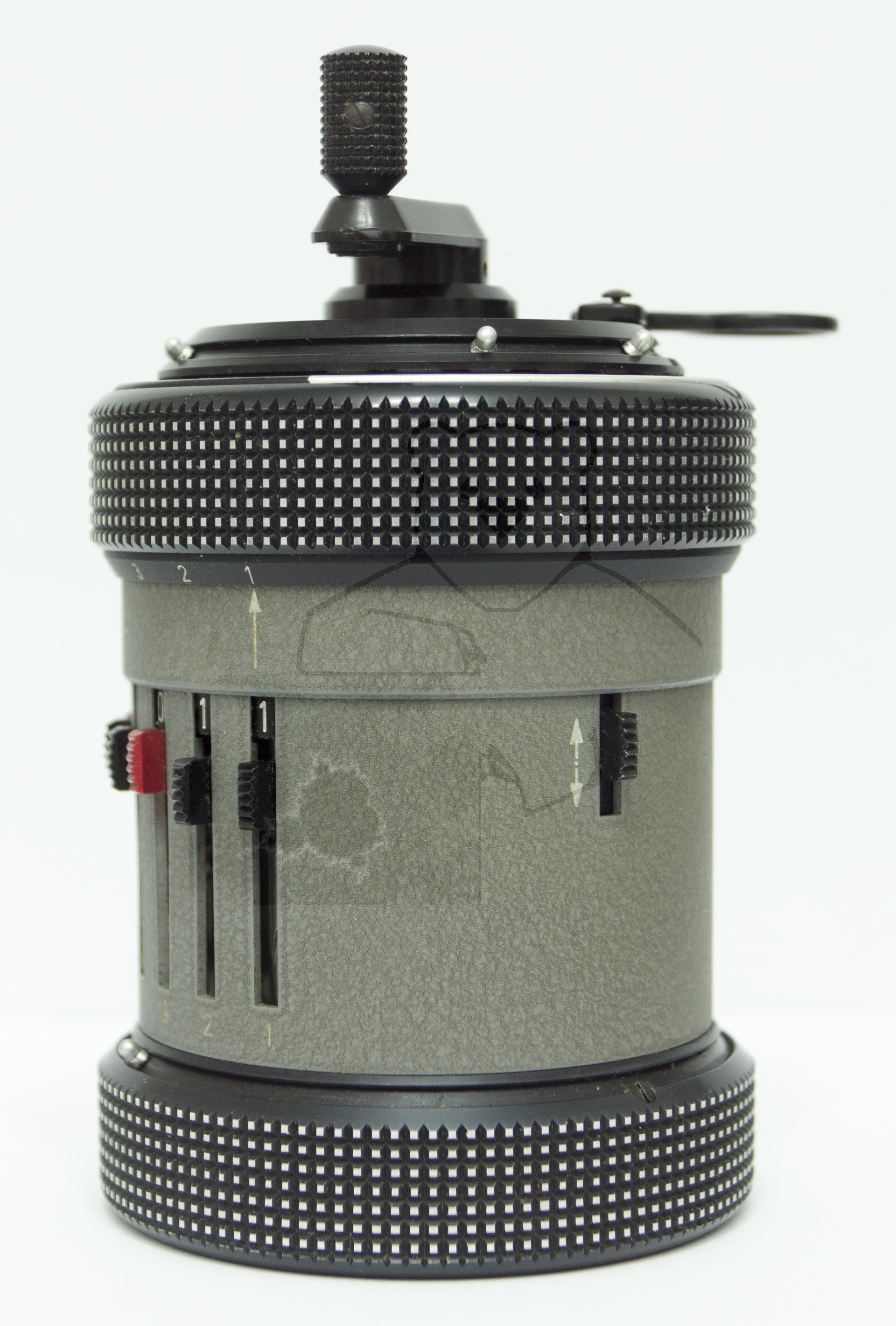 Curta II von Curt Herzstark, Seitliche Ansicht